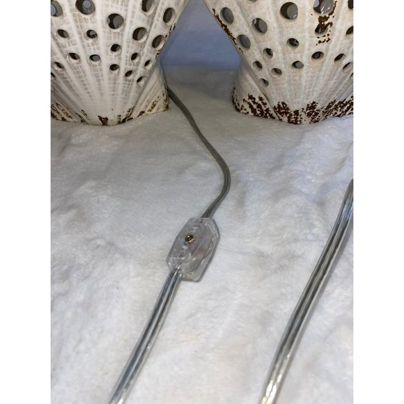 2 Sea Shell Luminaries Like New - Picture 4 of 7